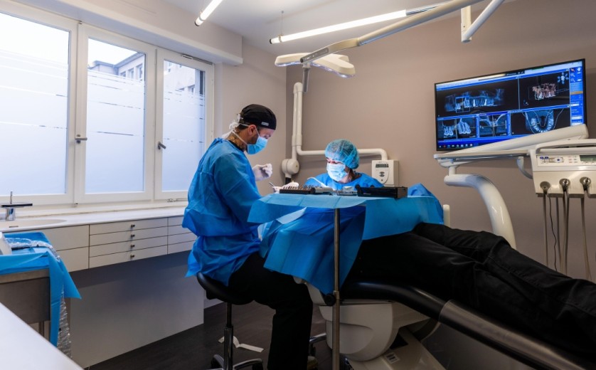 Dr Nicolas Cocco bloc operatoire chirurgien dentiste Haguenau